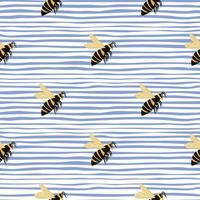 nahtloses muster der einfachen diagonalen bienenverzierung. gelbe und schwarze tierwespenfiguren auf blau-weiß gestreiftem hintergrund. vektor