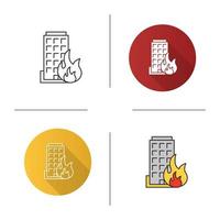 brinnande byggnad ikon. platt design, linjär och färgstilar. hus i brand. isolerade vektorillustrationer vektor
