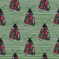 Schmetterlingsvolk formt nahtloses Gekritzelmuster. Mottensilhouetten mit rotem Volksschmuck auf grün gestreiftem Hintergrund.