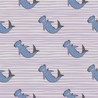 Blaue Hammerhaie Silhouetten nahtloses Muster. hellvioletter gestreifter Hintergrund. vektor