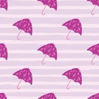 kontrastieren Sie nahtlose regnerische Verzierung mit Regenschirmgekritzelelementen. lila helles Zubehör auf gestreiftem Hintergrund. vektor