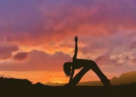 kvinna gör yoga vid solnedgången vektor