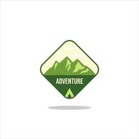 utomhusäventyr vintageetikett, märke, logotyp eller emblem. med berg och skog siluett. vektor illustration.