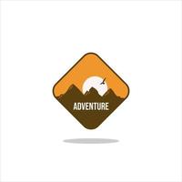 Outdoor-Abenteuer Vintage Label, Abzeichen, Logo oder Emblem. mit Bergen und Waldsilhouette. Vektor-Illustration. vektor