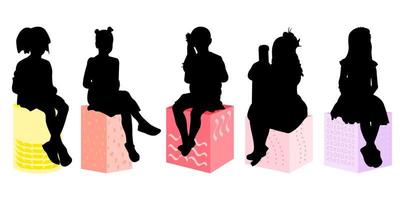 Set, Sammlung von Silhouetten Umrisse von Kindern, die auf Hockern sitzen. flacher Stil. isometrischer Stil. vektor