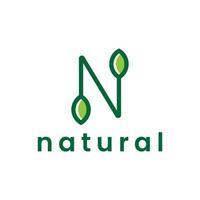 buchstabe n mit grünem blatt natur logo design vektor