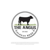 Schwarzes Angus-Kuh-Tierlogo auf Gras, Inspiration für das Design des Vektor-Vintage-Kuh-Rindfleisch-Logos vektor