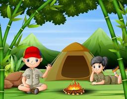 ung scout i campingzonsscenen vektor