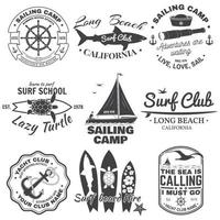 set med segelläger, yachtklubb och surfklubbmärken. vektor. koncept för skjorta, tryck, stämpel. vintage typografi design med surfbräda och segelbåt siluett. extrem vattensport. vektor