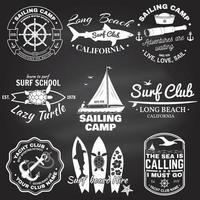 satz segelcamp, yachtclub und surfclubabzeichen. Vektor. konzept für hemd, druck, stempel. Vintage-Typografie-Design mit Surfbrett und Segelboot-Silhouette. extremer Wassersport. vektor