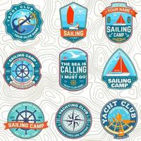 Set Sommer-Segelcamp-Patches. Vektor. konzept für hemd, stempel oder t-stück. Vintage-Typografie-Design mit Seeankern, Handrad, Segelboot und Seilknoten-Silhouette. Ozean-Abenteuer. vektor