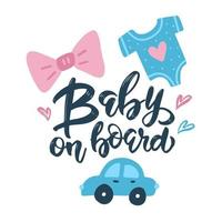 baby an bord handbeschriftung lustiger aufkleber, poster, t-shirt druckdesign. Bürstenkalligraphie, lokalisiert auf Weiß mit nettem handgezeichnetem Spielzeugauto, Schleife, Overall vektor