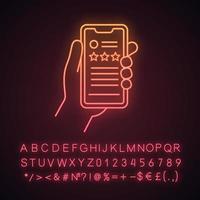 App-Bewertung Neonlicht-Symbol. Kundenfeedback-Anwendung. Rangfolge. Bewertungen. Hand hält Smartphone. leuchtendes zeichen mit alphabet, zahlen und symbolen. vektor isolierte illustration