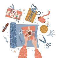 Prozess des Verpackens von Weihnachtsgeschenkboxen. zwei weibliche hände, die sich auf die feier an heiligabend oder neujahr vorbereiten. draufsichttisch mit artikeln schere, zweige, papierrolle. flach liegen. flaches Vektorbild vektor