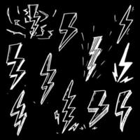 uppsättning handritade vektor doodle elektriska blixtsymbol skiss illustrationer. åska symbol doodle ikon.