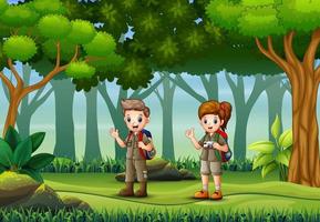 Szene mit zwei Pfadfindern, die im Wald wandern vektor