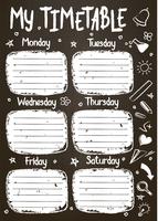 Schulzeitplanvorlage auf Kreidetafel mit handgeschriebenem Kreidetext. Wöchentlicher Stundenplan im skizzenhaften Stil, dekoriert mit handgezeichneten Schulgekritzeln an der Tafel.