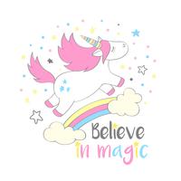 Magisches niedliches Einhorn in der Cartoonart mit Handbeschriftung glauben an Magie. Kritzeln Sie das Einhornfliegen über einem Regenbogen und Wolkenvektorillustration für Karten, Poster, Kindert-shirt Drucke, Textildesign. vektor