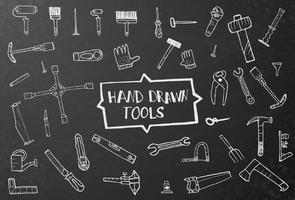 handgezeichnete Werkzeugsymbole auf schwarzem Kreidebrett.