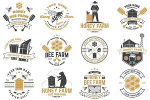 uppsättning av honungsbi gård badge. vektor. koncept för tryck, stämpel eller tee. vintage typografidesign med bi, bikakebit, bikupa och honungsbock siluett. design för honungsbigårdsföretag vektor