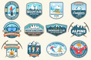 Set Bergexpedition und Snowboard-Club-Patch. Vektor. konzept für abzeichen, druck, stempel. Vintage-Typografie-Design mit Bergsteigern und Bergsilhouette. Outdoor-Abenteuer-Embleme. vektor