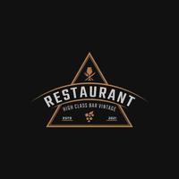 klassisk vintage retro etikett märke för lyxigt vinglas med sked gaffel kniv för restaurang bar bistro logo design inspiration vektor