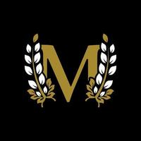 initial bokstav m länkad monogram gyllene lagerkrans logotyp. graciös design för restaurang, café, varumärke, märke, etikett, lyxidentitet vektor