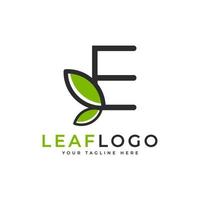 kreativa inledande bokstaven e logotyp. svart form linjär stil kopplad med gröna blad symbol. användbar för företag, sjukvård, natur och gårdslogotyper. platt vektor logo designidéer mallelement. eps10