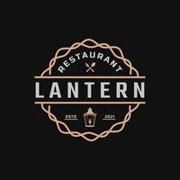 klassisk vintage retro etikett märke för lykta stolpe gatlykta med gaffel restaurang logotyp design inspiration vektor