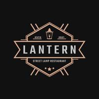 klassisches Vintage-Retro-Label-Abzeichen für Laternenmast-Straßenlaterne mit Inspiration für das Design des Gabel-Restaurant-Logos vektor