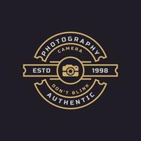 vintage retro-abzeichen für fotografie-logo mit kamera-logo-emblem-design-symbol vektor