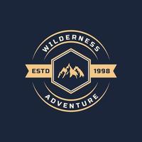 Vintage Retro-Abzeichen Wildnis Berg Abenteuer Logo für Outdoor-Camp-Emblem-Design-Vorlage vektor