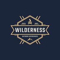 Vintage-Emblem-Abzeichen Wildnis-Berg-Abenteuer-Logo mit Lagerfeuer-Symbol für Outdoor-Camp im Retro-Stil-Vektor-Illustration vektor