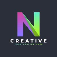 kreatives anfangsbuchstabe n-logo. grüne und lila geometrische form. verwendbar für Geschäfts- und Markenlogos. flaches Vektor-Logo-Design-Vorlagenelement. vektor