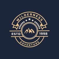 Vintage Retro-Abzeichen Wildnis Berg Abenteuer Logo für Outdoor-Camp-Emblem-Design-Vorlage vektor