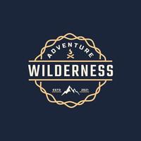 Vintage-Emblem-Abzeichen Wildnis-Berg-Abenteuer-Logo mit Lagerfeuer-Symbol für Outdoor-Camp im Retro-Stil-Vektor-Illustration vektor