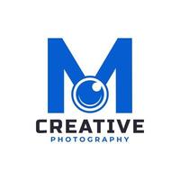 bokstaven m med kameralins logotyp design. kreativt brevmärke som lämpar sig för företagets varumärkesidentitet, underhållning, fotografi, affärslogotyp vektor
