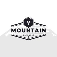 Vintage-Emblem-Abzeichen-Buchstabe y Berg-Typografie-Logo für Outdoor-Abenteuer-Expedition, Berg-Silhouette-Shirt, Druckstempel-Design-Vorlagenelement vektor