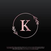 elegant k-bokstavscirkel blommig logotyp med kreativ elegant bladmonogramgrenlinje och rosa svart färg. användbar för logotyper för företag, mode, kosmetika, spa, vetenskap, medicin och natur. vektor