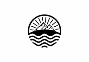 berg, hav och sol för hipster äventyrsresor logotyp design inspiration vektor