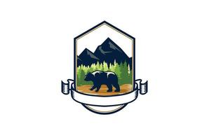 Berg Eisbär mit Kiefer Zeder Fichte Nadelbaum Zypresse Lärche Tannen Wald Abzeichen Emblem Label für Outdoor-Abenteuer Logo Design Vektor