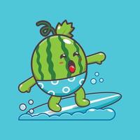 niedliche wassermelonen-karikatur-maskottchen-figur, die am strand surft vektor