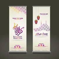 luxuriöse und elegante roll-up-banner-set-vorlage, ramadan kareem mit islamischer kalligrafie, halbmond, traditioneller laterne und moschee-mustertextur islamischer hintergrund vektor