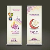 luxuriöse und elegante roll-up-banner-set-vorlage, ramadan kareem mit islamischer kalligrafie, halbmond, traditioneller laterne und moschee-mustertextur islamischer hintergrund vektor