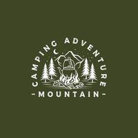 Adventure Night Camping Logo und Abzeichen im Bergwald vektor