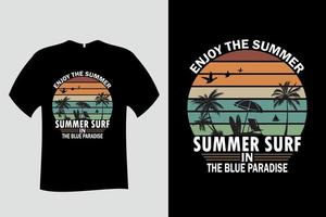genieße den sommer, sommer surfen im blauen paradies t-shirt vektor