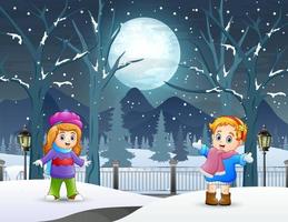 Zwei kleine Mädchen spielen draußen in der Winternacht vektor