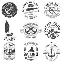 Set aus Segelcamp und Yachtclub-Abzeichen. Vektor. konzept für hemd, druck oder t-stück. Vintage-Typografie-Design mit schwarzen Seeankern, Handrad, Kompass und Sextant-Silhouette. vektor