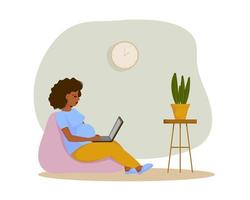 söt gravid kvinna som arbetar hemifrån med laptop medan du sitter i en väska stol. frilans, coworking koncept. vektor illustration. platt design.