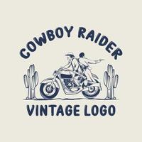 klassisk motorcykelförare med kaktusträd och vintagebokstäver med cowboy raider-logotyp vektor